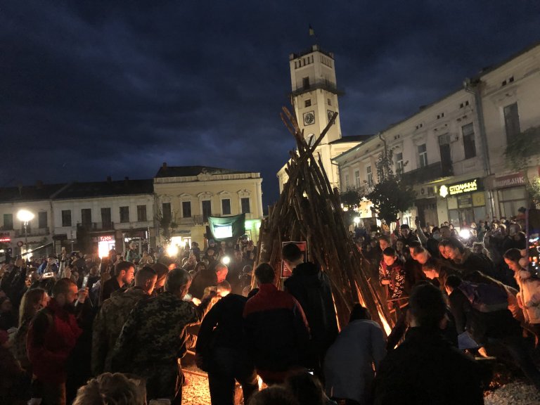 Синьо-жовті відбитки, зустріч спокою та війни — День захисників України у 15 кадрах