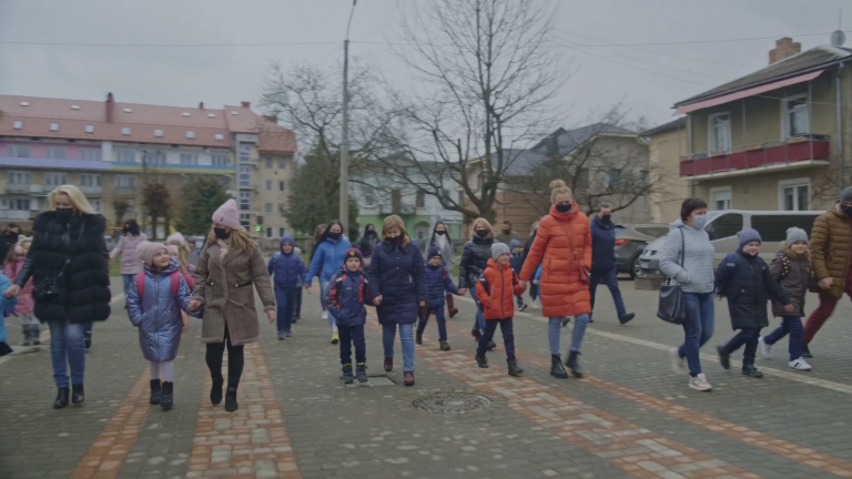 Учні Коломийського ліцею № 5 долучилися до всеукраїнського танцювального челенджу. Відео