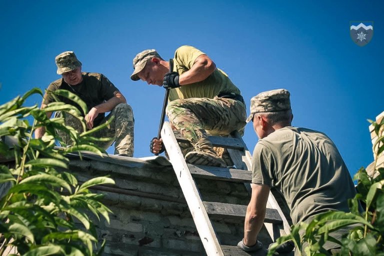 Коломийська “десятка” допомогла відремонтувати будинок пенсіонерки на лінії зіткнення