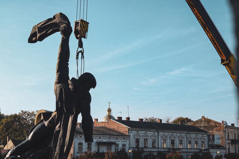 На Площі Героїв у Коломиї демонтували пам’ятник. Фоторепортаж