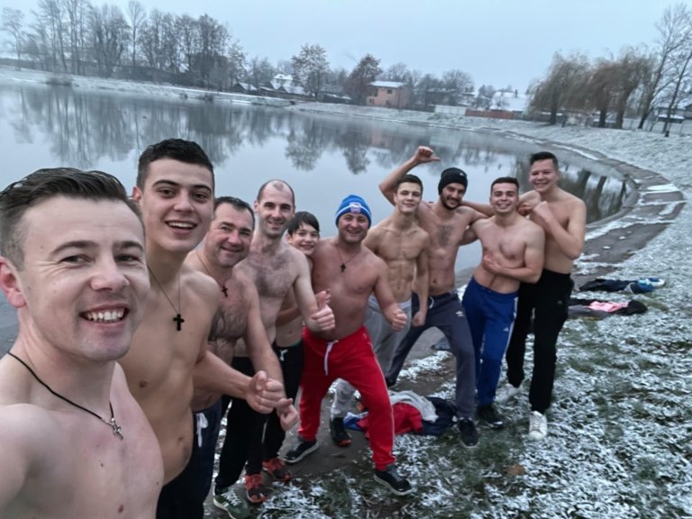 В ополонку не тільки на Водохреща: про коломийську спільноту моржів