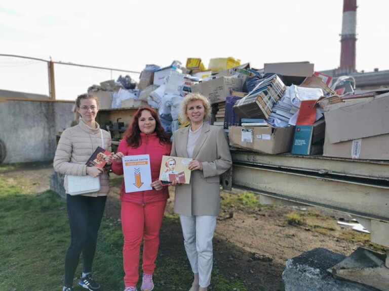 “Руська книга, здавайся!” Прикарпатські енергетики здали на макулатуру ворожу літературу