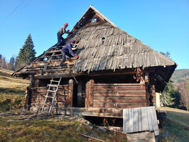 Давню гуцульську комору перевезли з гірського села в Чернівецькій області до музею у Львові