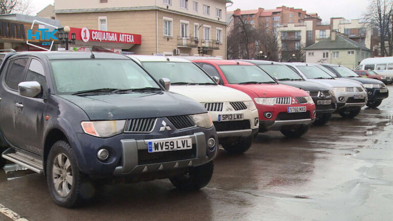 Позашляховики для ЗСУ передали іноземні волонтери