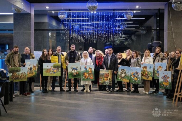 У Чернівцях відкрили благодійну виставку-продаж картин