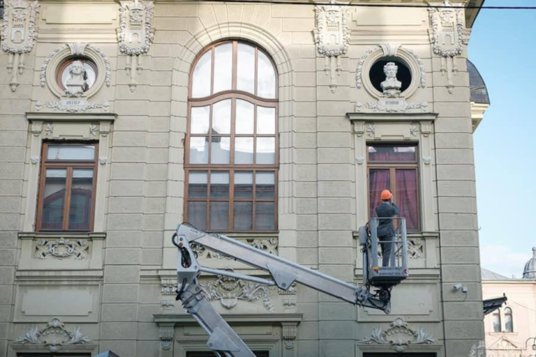 У Чернівцях продовжують демонтувати Пушкіна