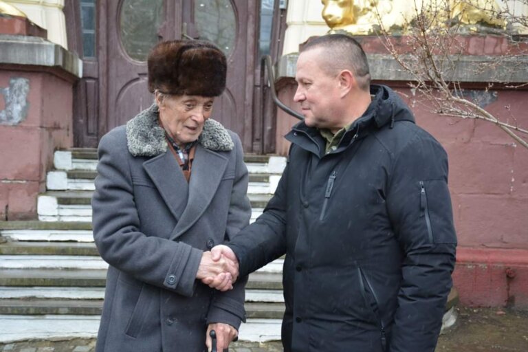 94-річний житель Надвірної передав свої заощадження для ЗСУ