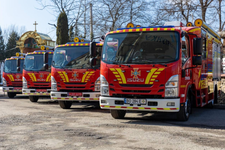 Рятувальники Тернопільщини отримали 10 нових пожежних машин 