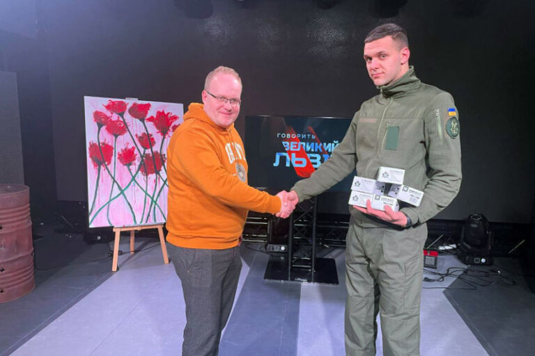 Серед телеглядачів розіграли картину тернопільського нацгвардійця