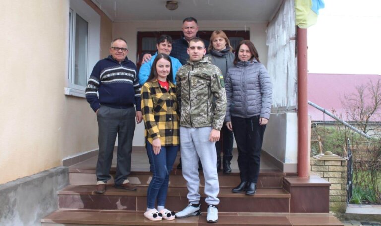 Військовий, який потрапив у полон з “Азовсталі”, повернувся додому