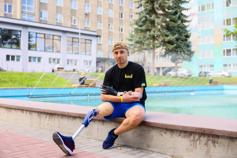 “Здійснити свою мрію”: воїну подарували біговий протез