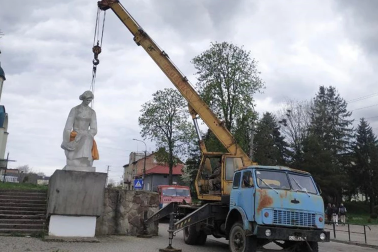 На Львівщині демонтували ще два пам’ятники радянської доби