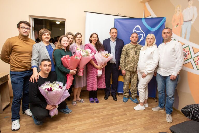 У Франківську вручили подарунки малюкам, які народились на День міста