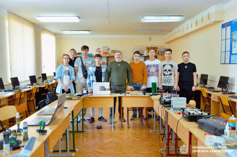 Студенти з Буковини виготовляють та модернізують дрони для військових