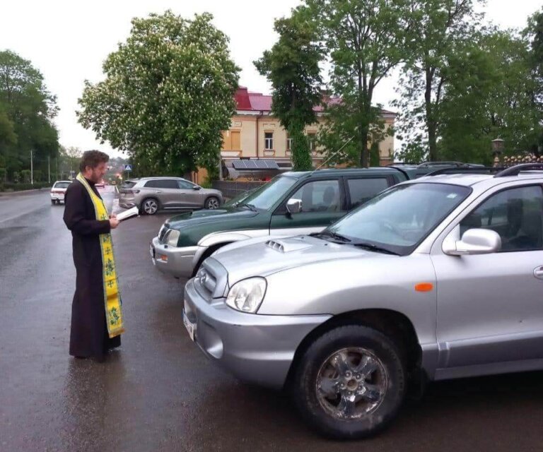27 автомобілів для захисників відправила парафіяльна громада Святомиколаївської церкви з міста Кіцмань. 