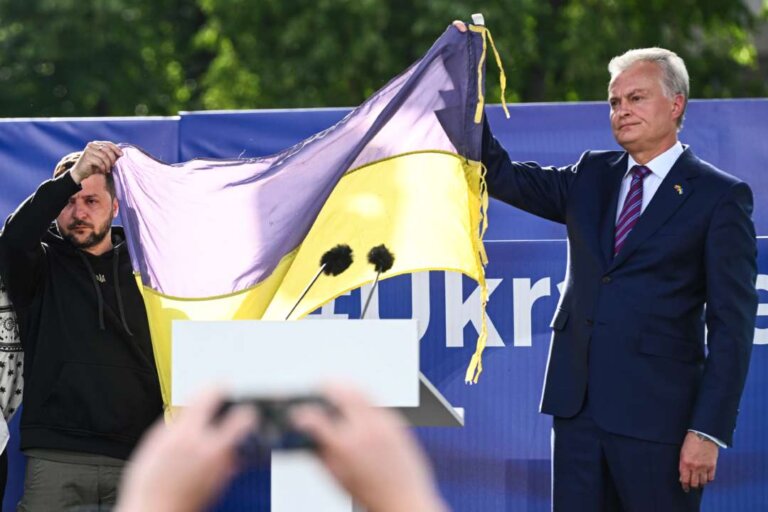 Тернопільський боєць передав з фронту прапор України, який замайорів на саміті НАТО