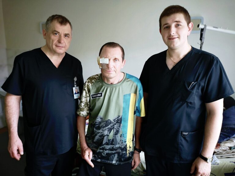 Бійцю відновили обличчя за допомогою титанових протезів