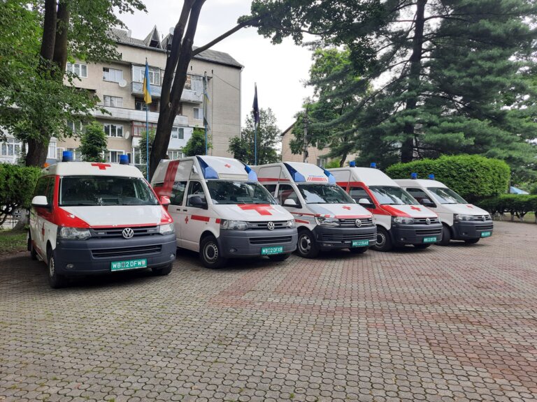 Буковина отримала 5 “швидких” та вантажівку із засобами реабілітації від Червоного Хреста