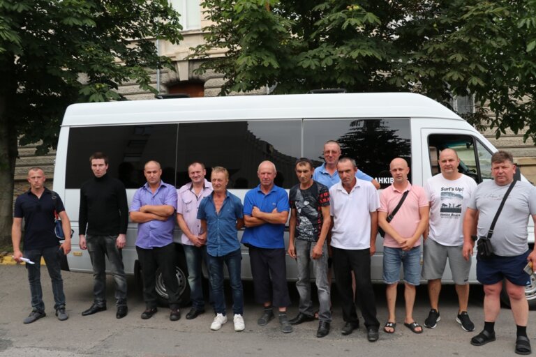 Комунальники з Коломийщини відбудовують будинки на Херсонщині