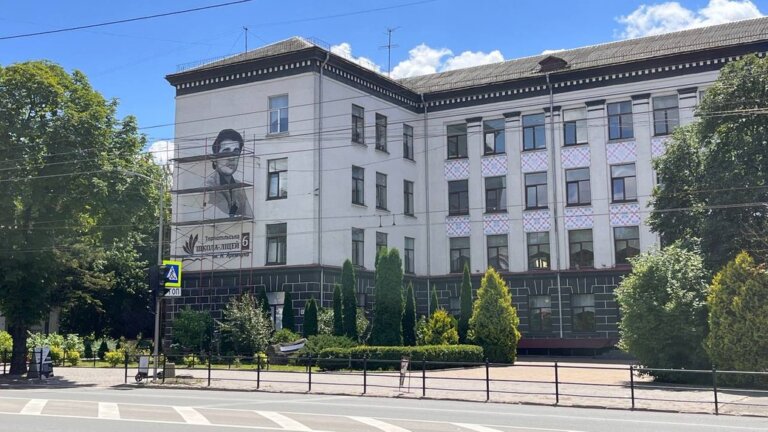 У Тернополі на фасаді школи створюють мурал Назарія Яремчука