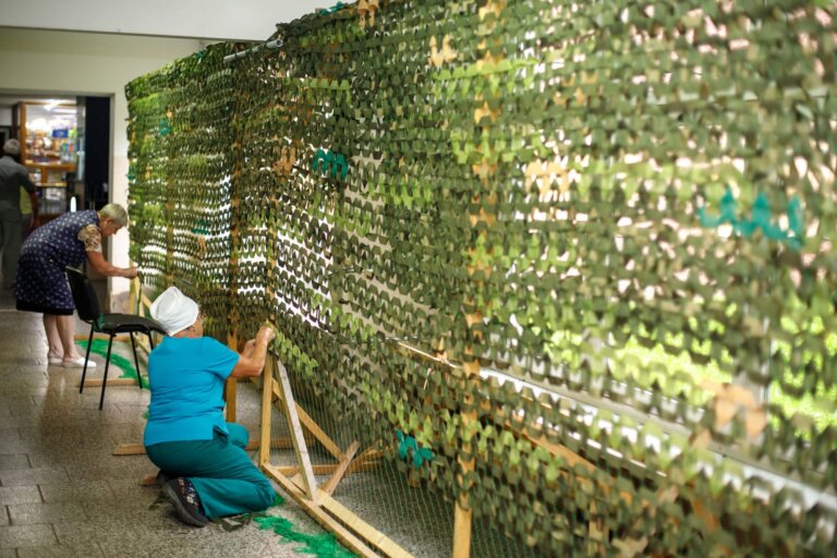 В Івано-Франківській лікарні сплели для бійців близько 700 маскувальних сіток 