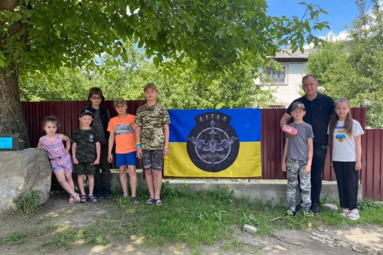 На Буковині діти створили “блокпост”, щоб зібрати гроші для ЗСУ