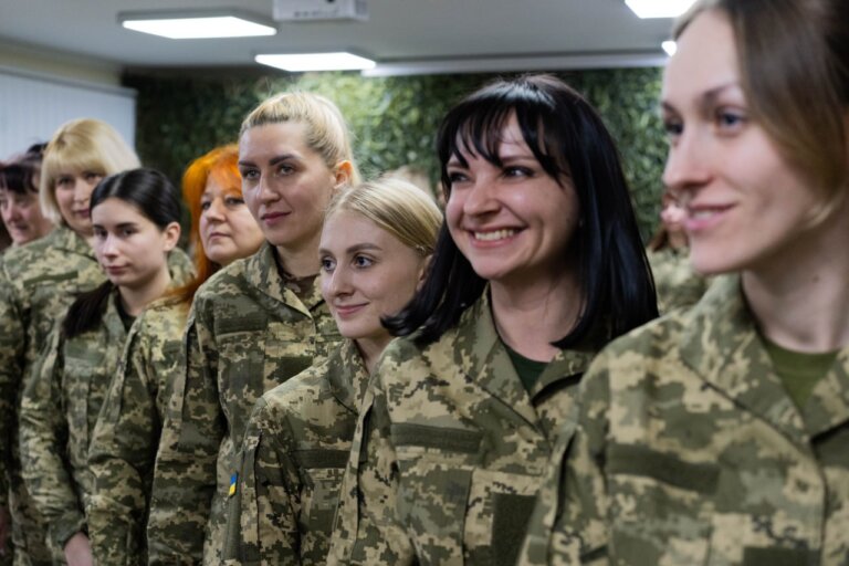 Українські військовослужбовиці отримають жіночі військові форми