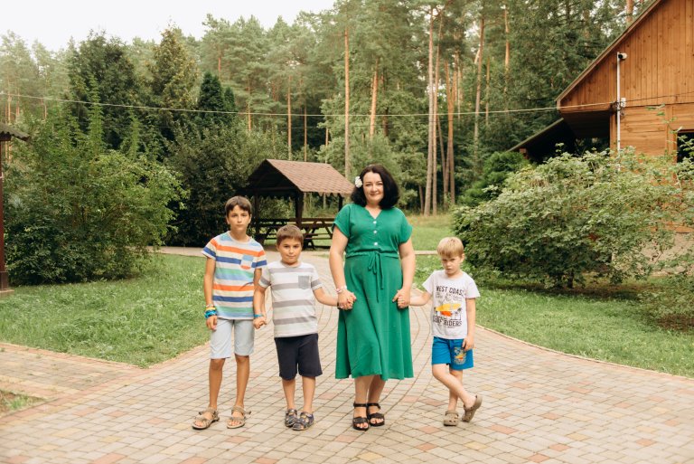 «Я завжди сміюся, що одинока старість нам точно не загрожує». Історія сім’ї патронатних вихователів із Запоріжжя, яка допомогла 15 дітям