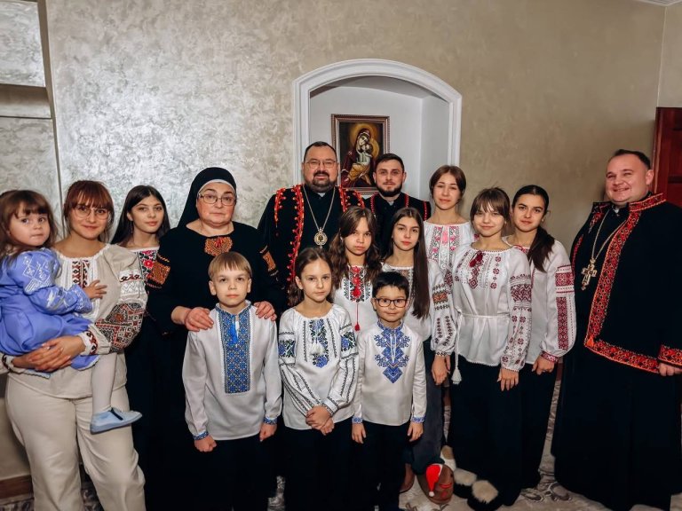 «Я навіть не знаю, хто кому більше потрібен — я їм чи вони мені», — сестра Вероніка про родину, народжену серцем